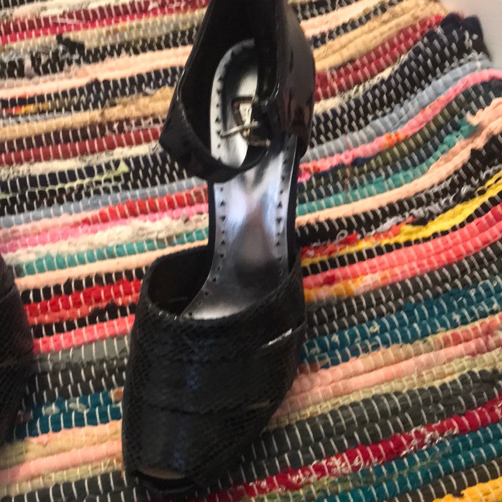 Snakeskin leather heel